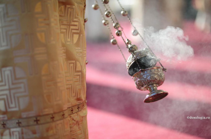 De ce se cădește la cântarea „Să se îndrepteze”? „Doxologia.ro”