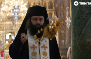 Ce este tămâia? Utilizare, însemnătate și simbolism cadirea bisericii si a credinciosilor de catre preot