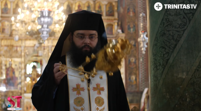 Ce este tămâia? Utilizare, însemnătate și simbolism cadirea bisericii si a credinciosilor de catre preot