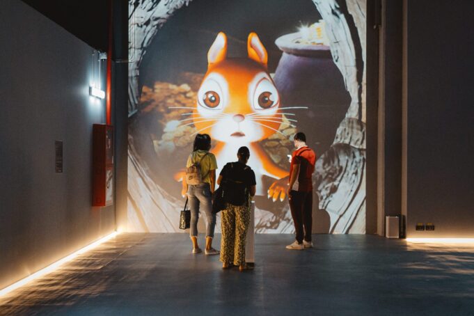 Muzeul din București în care copiii află de la o veveriță cu inteligență artificială, pe înțelesul lor, de ce banii nu cresc în copaci – ”edupedu.ro”