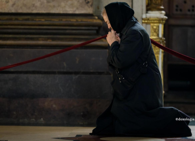 Când se/nu se îngenunchează în Biserică