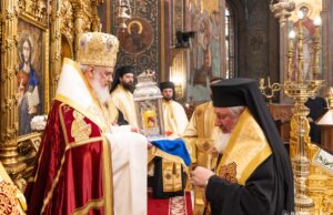 Patriarhul Daniel: ”Lumina Sfântă se dăruiește celor care cred în Hristos și îl iubesc pe El”