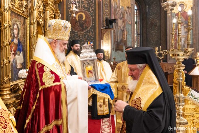 Patriarhul Daniel: ”Lumina Sfântă se dăruiește celor care cred în Hristos și îl iubesc pe El”