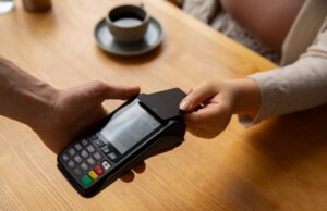 Conform legii, comercianții sunt obligați acum să accepte plata cu cardul