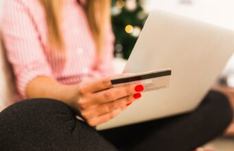 Ministerul Finanțelor a pus în dezbatere publică proiectul privind Numărul de Identificare Digitală woman holding a credit card