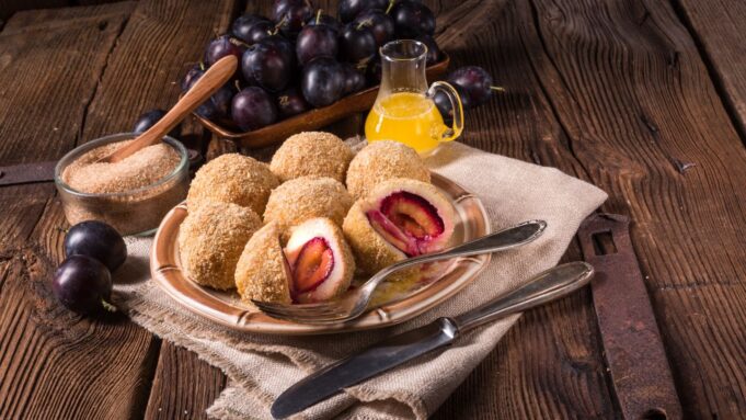 Găluște cu prune – un desert pentru toamnă galuste cu prune