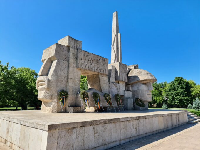 25 octombrie – Ziua Armatei României – ,,Glorie ostașilor armatei române căzuți în lupta pentru eliberarea Patriei’’ monumentul ostasului roman - carei