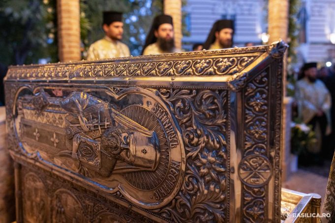 Moaștele Sf. Nectarie au fost scoase spre închinare la Mănăstirea Radu Vodă din Capitală procesiune moaste sfantul ierarh nectarie, hram 2024