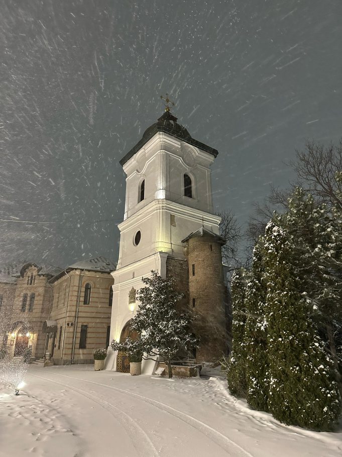(Foto) Mănăstirea Radu Vodă din București – la prima ninsoare din 2025 manastirea radu voda - prima ninsoare 2025