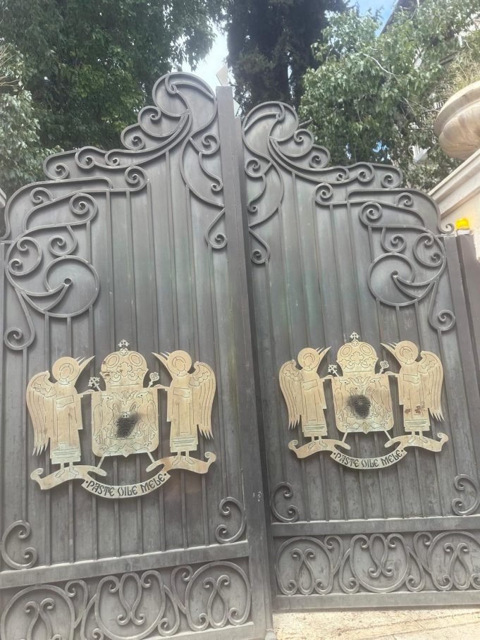 Însemnele religioase ale Stemei Patriarhiei Române de la Locurile Sfinte au fost vandalizate insemnele patriarhiei romane vandalizate