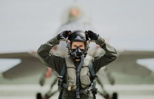 Lt.-comandor Romina MÎRZA, prima femeie pilot de F-16 Fighting Falcon din România