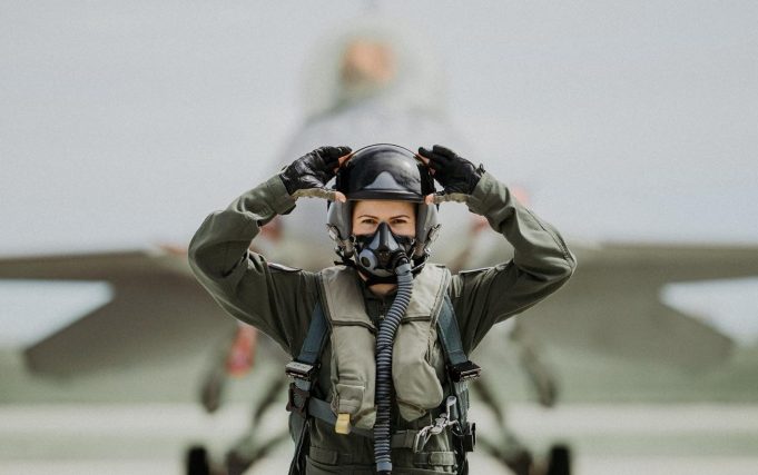 Lt.-comandor Romina MÎRZA, prima femeie pilot de F-16 Fighting Falcon din România