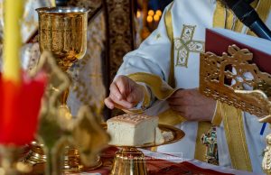 PS Teofil Trotușanul: „Dumnezeu v-a ales să ridicați o casă” – Resfințirea Bisericii „Sfântul Nicolae” din Scărișoara