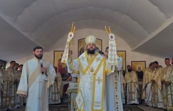 ”Și vii și morții au fost chemați să fie părtași la Schimbarea la Față” – PS Teofil Trotușanul, la hramul Mănăstirii Berzunți