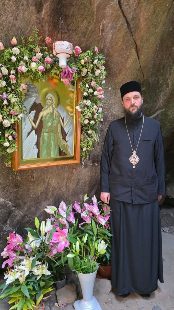 Rugăciune la Peștera Sf. Teodora: PS Teofil Trotușanul transmite lumină și speranță