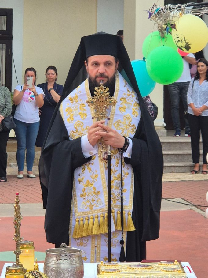 PS Teofil Trotușanul: ”Copiii sunt nădejdea Bisericii. Să fiți mai silitori, mai cuminți” – început de an școlar la Roman, în duh ortodox