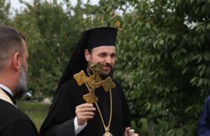 PS Pr. Teofil Trotușanul binecuvântează începutul anului școlar la Liceul Teologic ”Episcop Melchisedec” din Roman