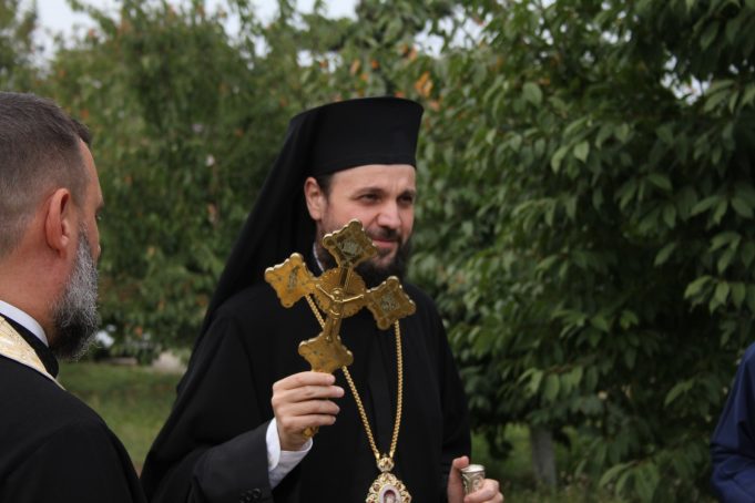 PS Pr. Teofil Trotușanul binecuvântează începutul anului școlar la Liceul Teologic ”Episcop Melchisedec” din Roman