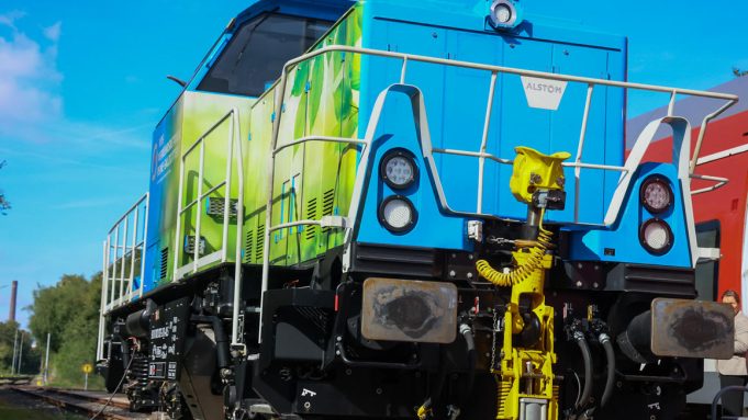 Premieră în transportul feroviar: prima locomotivă diesel de manevră transformată să funcționeze pe hidrogen