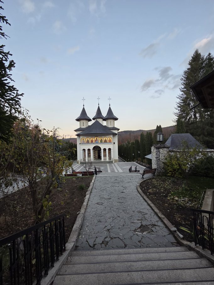 Praznicul Sfinților Cuvioși Paisie și Cleopa de la Sihăstria – Duhovnicii care au ținut aprinsă flacăra credinței manastirea sihastria