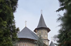 Mănăstirea Cămârzani – o oază de liniște, tradiție și rugăciune în inima Bucovinei