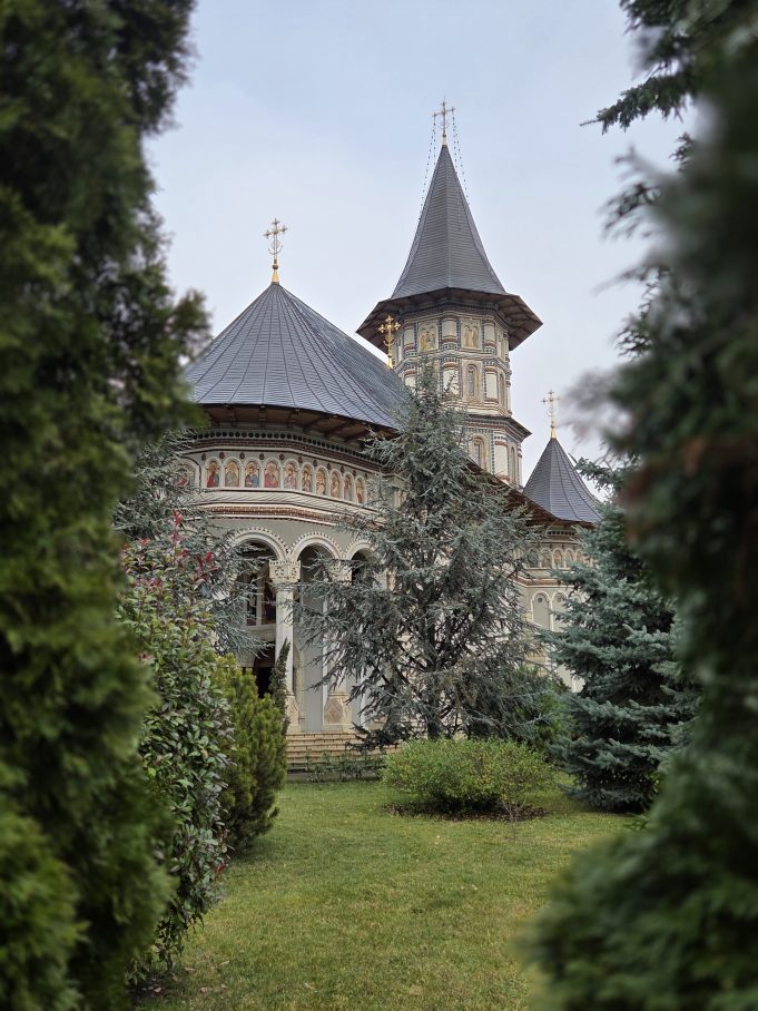 Mănăstirea Cămârzani – o oază de liniște, tradiție și rugăciune în inima Bucovinei