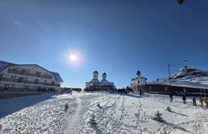 Sfântă Liturghie arhierească la Mănăstirea Piatra Tăieturii, săvârșită de PS Teofil Trotușanul