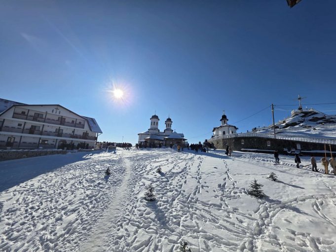 Sfântă Liturghie arhierească la Mănăstirea Piatra Tăieturii, săvârșită de PS Teofil Trotușanul