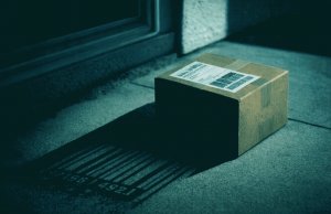 Coletele „fantomă” care ascund fraude: ce este înșelătoria „brushing”