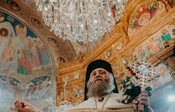 Pr. stareț Zenovie(Nechit): „Cele mai bune mâini sunt mâinile înălțate la rugăciune, nu acelea care aclamează.”