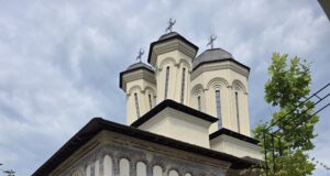 Mănăstirea Berislăvești – cetatea de rugăciune care veghează peste Valea Oltului manastirea berislavesti