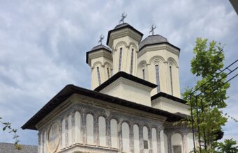 Mănăstirea Berislăvești – cetatea de rugăciune care veghează peste Valea Oltului manastirea berislavesti