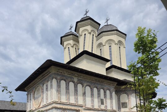 Mănăstirea Berislăvești – cetatea de rugăciune care veghează peste Valea Oltului manastirea berislavesti