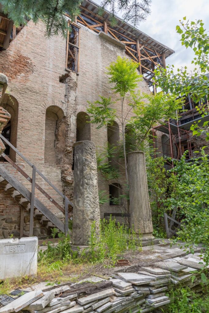 Curtea Veche, între gloria istoriei și eșecul administrației. După ani de abandon, Primăria anunță punerea în siguranță, nu restaurarea monumentului