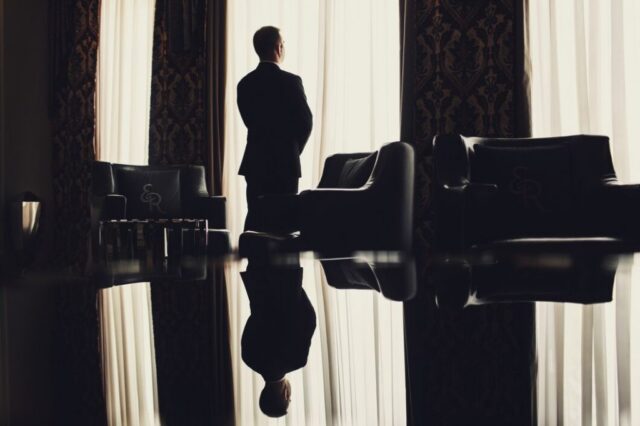 foto_freepik.com_lonely_man_stands_before_window_room-1024x682